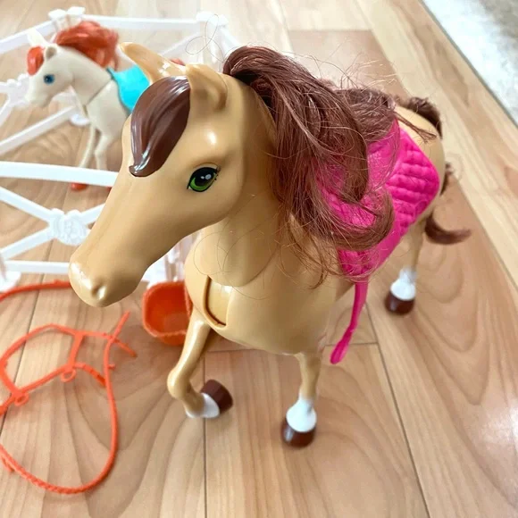 Barbie Horse Playset with Pink Saddle and Accessories - Picture 3 of 4